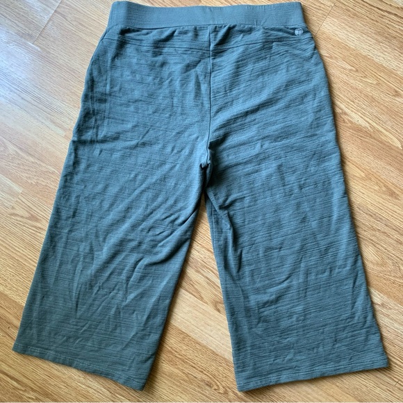 Loose fitted yoga, capri pants. - Picture 2 of 3